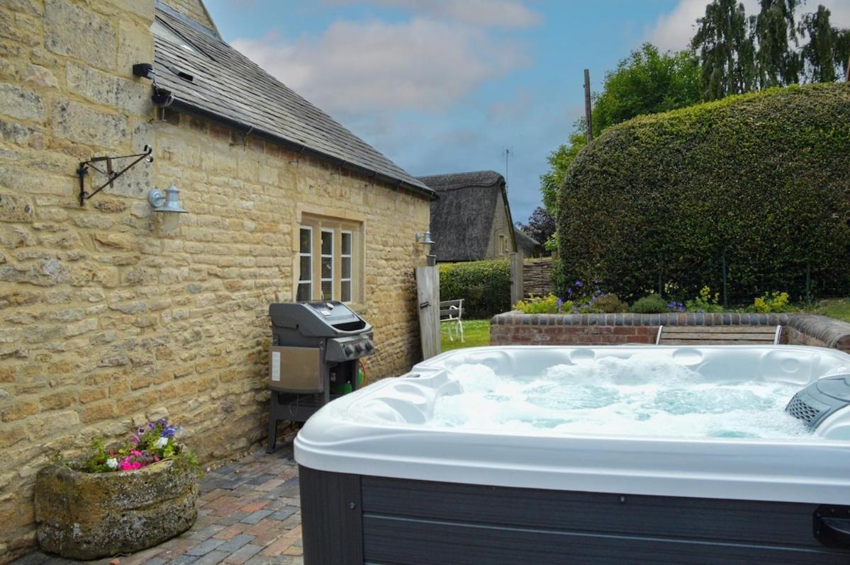Beautiful Cotswold Farmhouse With Hot Tub Manchester Buitenkant foto