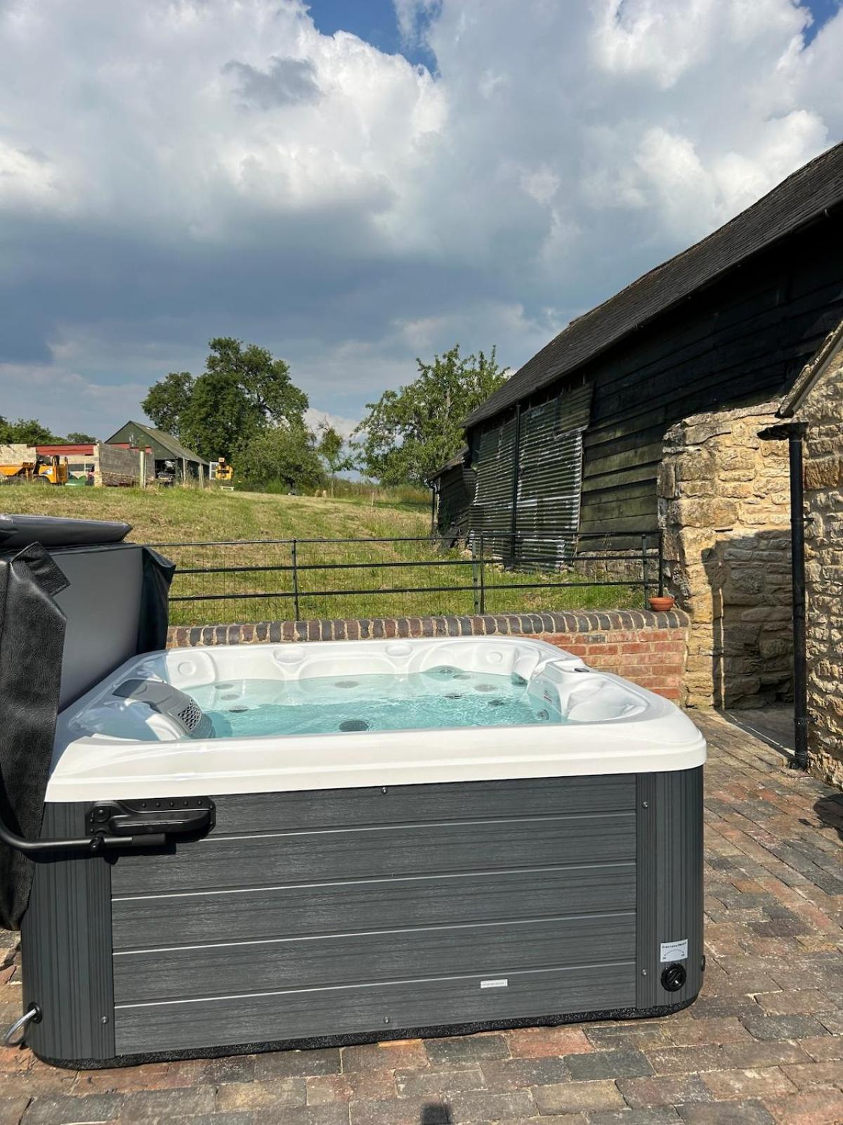 Beautiful Cotswold Farmhouse With Hot Tub Manchester Buitenkant foto